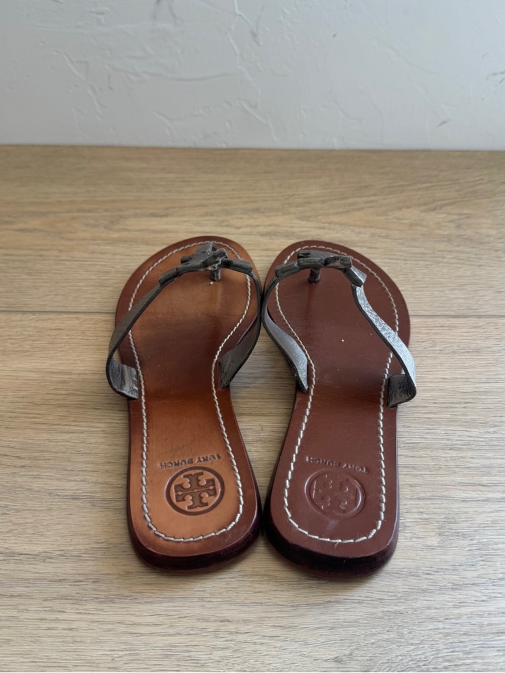 Tory Burch Moore metallic pewter leather thong sandals size 7 - Picture 4 of 6